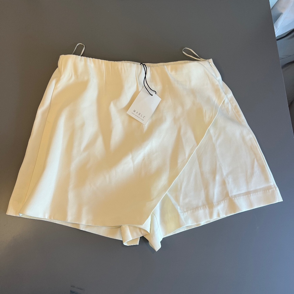 NWT! off-White Skort